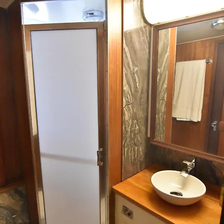 Bådhotel Gaestekabine Auf 22m-motoryacht